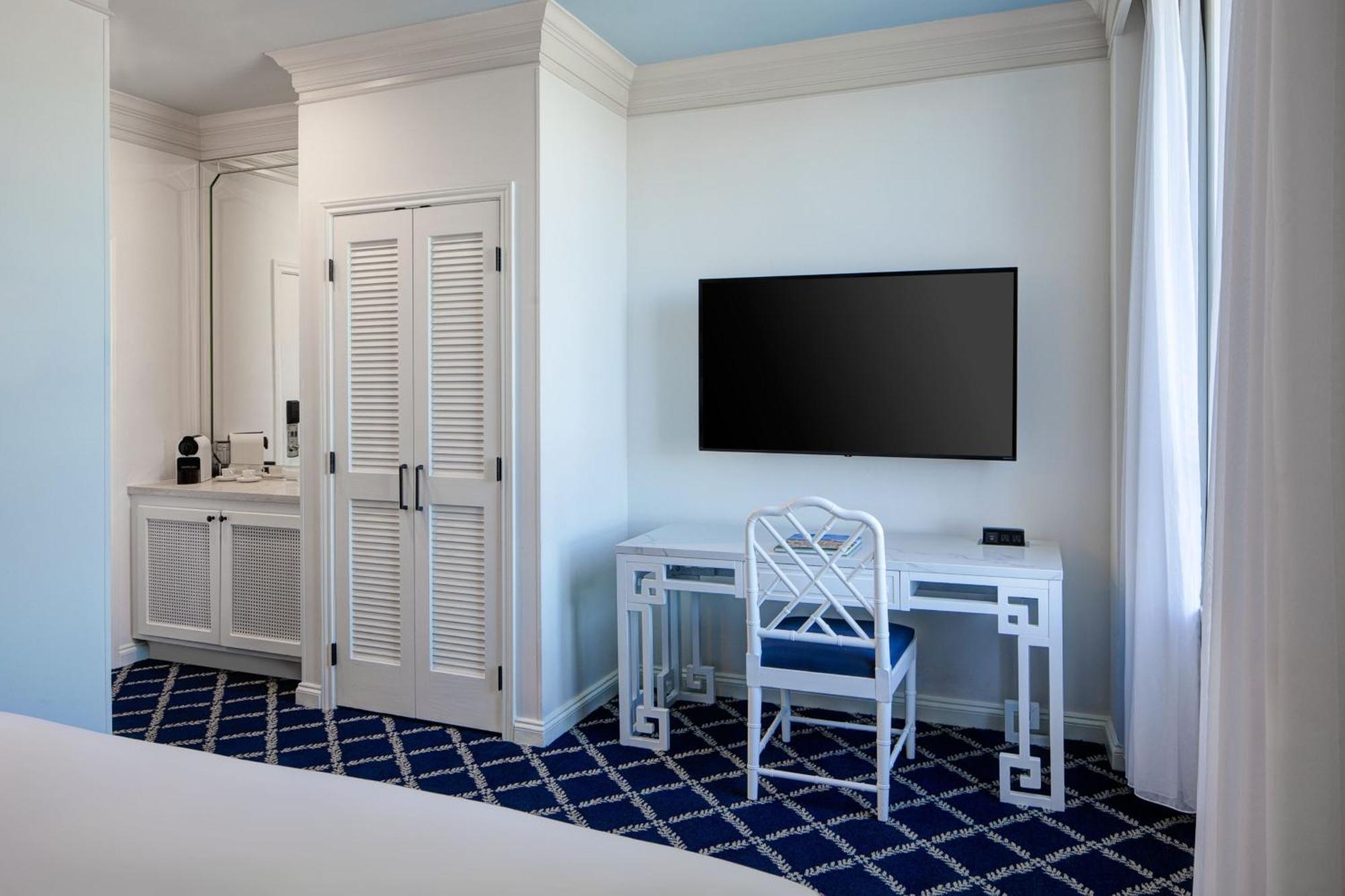 Deluxe King Room Ocean View Beachfront,1537522462:JPEG